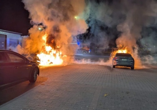 Pożar dwóch samochodów BMW na parkingu. Pojazdy spłonęły doszczętnie