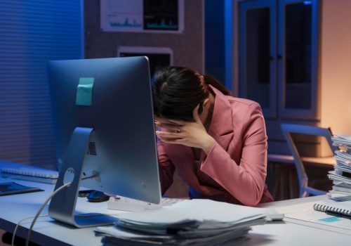 Dystres - co to takiego i kogo dotyka najczęściej? Zwolnień L4 coraz więcej i coraz dłuższe