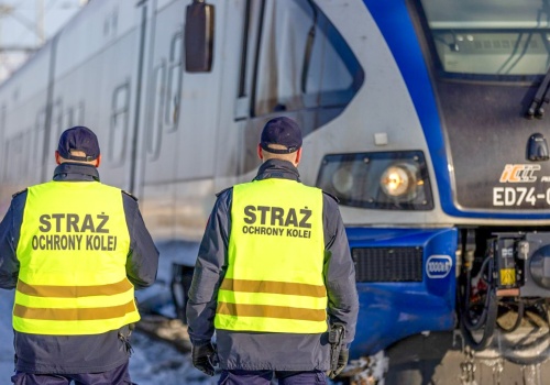 Trzy osoby układały kamienie na torach w rejonie zbiornika Racibórz. Interweniowała SOK
