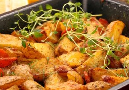 Mieszam i obtaczam w nich ziemniaczki. Mają nieziemsko chrupiącą skórkę i aksamitny środek