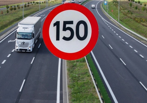 Podniosą prędkość na polskich autostradach do 150 km/h? Minister wyjaśnia