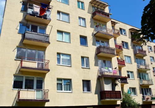 5000 zł kary za odmowę otwarcia drzwi. Zarządcę budynku trzeba będzie wpuścić