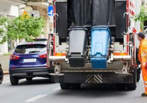 Zarobki kierowców śmieciarek. Tyle dostają 