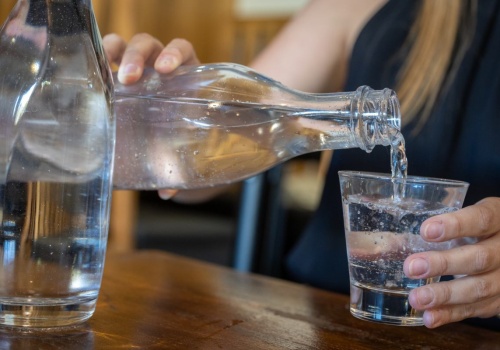 Co daje picie wody gazowanej? Dietetyczka ujawnia 