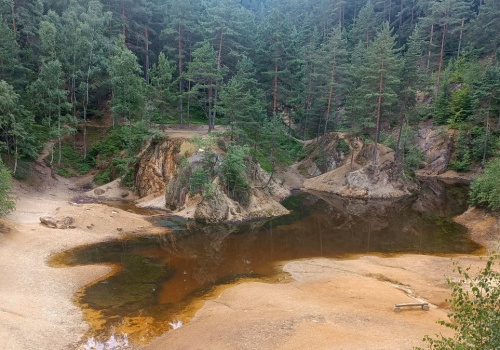Te jeziorka najlepiej podziwiać wiosną. Woda ma tu wyjątkowe kolory
