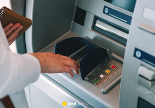 Coraz więcej Polaków trzyma pieniądze w domu. 