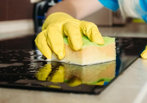 Smugi na indukcji doprowadzają do szału? Zmieszaj to z wodą i przetrzyj płytkę. Będzie lśnić