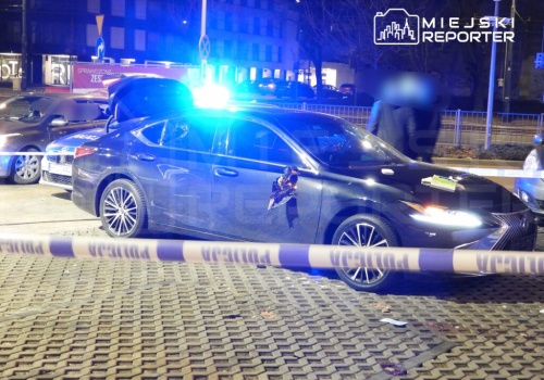 Brutalna bójka obcokrajowców na Woli! Jedna osoba ciężko ranna, zniszczony samochód