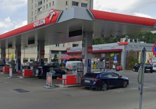 Wola. Brutalna bójka obcokrajowców na stacji paliw. Jeden z mężczyzn trafił na OIOM