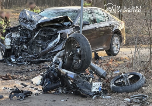 Makabryczny wypadek motocyklisty. Motocykl rozerwany na części. Nie żyje 25-latek. Sprawca uciekł pieszo