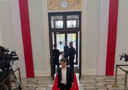 Polityczny kameleon na czerwonym dywanie