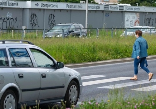 Czy samochód może ruszyć zanim pieszy zejdzie z przejścia? Co mówią przepisy
