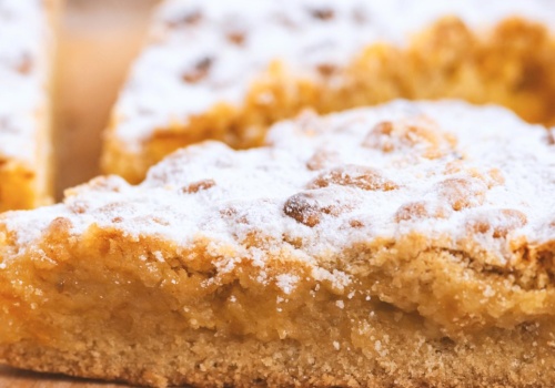 Sypana szarlotka z lodami. Deser bez wysiłku, który zadowoli wszystkich - z przepisu Karoliny Stolarskiej-Bigos