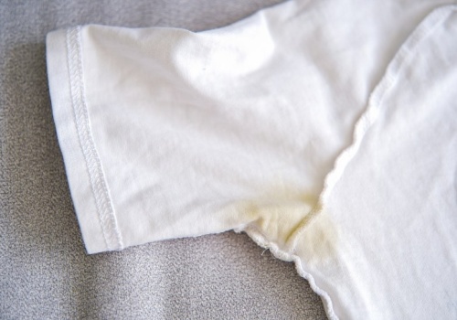 Tak usuniesz plamy potu z ubrań. Po praniu będą wyglądać, jak nowe