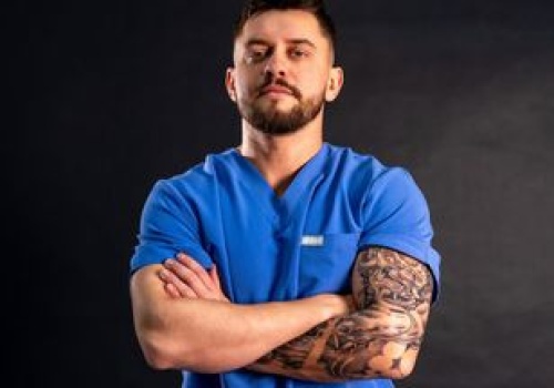 Jest pielęgniarzem. Mówi, jak reagują na niego pacjenci