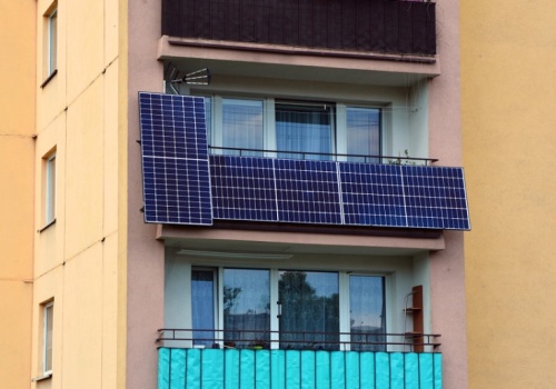 Fotowoltaika na balkonie. Miał zgodę sąsiadów, sąd nakazał demontaż