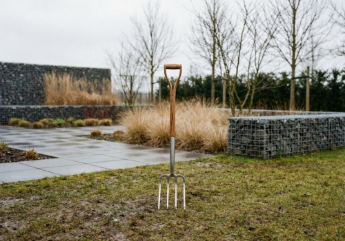 Koniec z żółtym trawnikiem i mchem. Wystarczy 15 cm w głąb. Bez chemii i za 0 zł