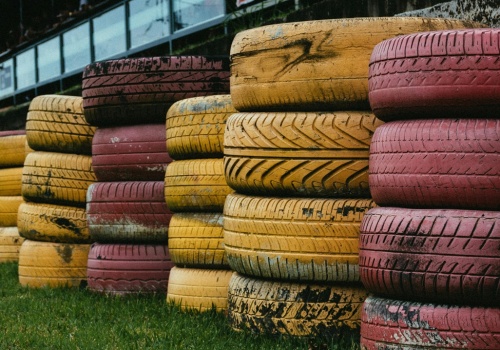 Zużyte opony leżą w garażu? Uważaj – za ich składowanie grozi kara nawet miliona złotych