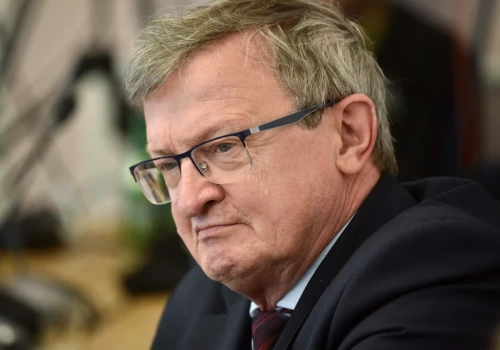 Gra o fotel premiera. Cymański wskazuje nazwiska