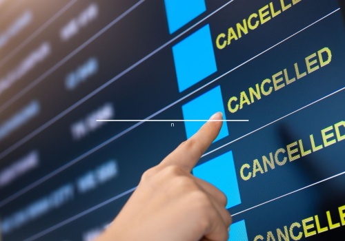 Loty odwołane, Polacy nie mogą wrócić do domów. Szef MSZ tłumaczy