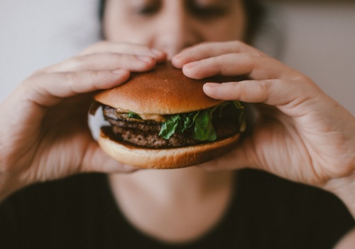 Połowa młodych Polaków głoduje w pracy. A potem się objada wieczorem