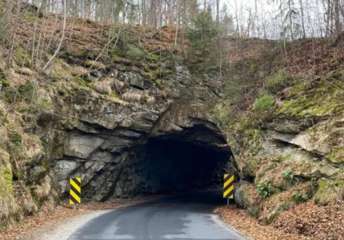 Tunel jak jaskinia. Jedyny taki na Dolnym Śląsku. A leży w rejonie stworzonym do pieszych wędrówek