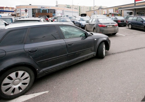 Kto ma pierwszeństwo na parkingu przy markecie? Przepisy nie są oczywiste