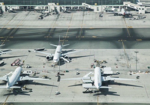Ataki na lotniska w ZEA. Jedna osoba nie żyje, ranni w Dubaju i Abu Zabi