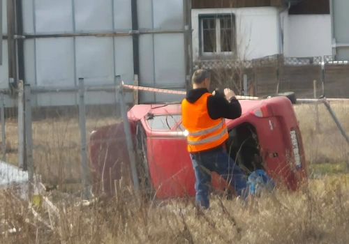 Dachowanie na DK5 w Piechowicach. Samochód wylądował poza jezdnią.