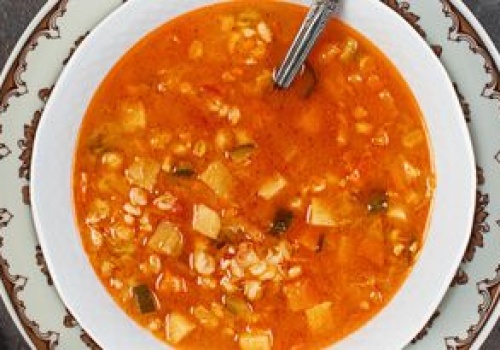 Wrzucam do miski i zalewam pomidorówką. Ten dodatek działa na jelita lepiej niż makaron i ryż