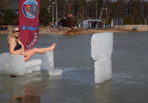 Zjawiskowe skoki i lodowy fotel z telewizorem (ZDJĘCIA)