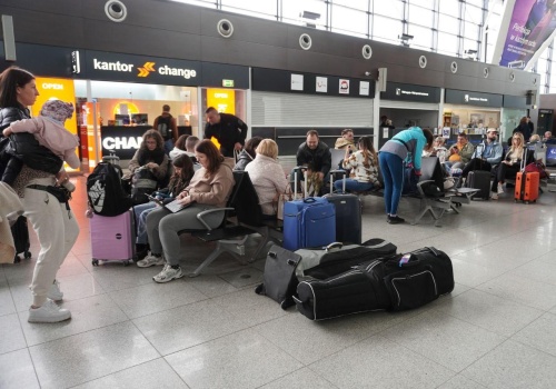 Dramat, Polak utknął na lotnisku na pustyni! „Szarża nie funkcjonuje”