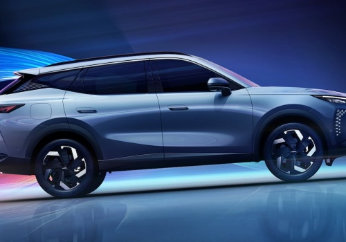 Omoda 7 potanieje szybciej, niż się wydaje. Ma gorsze osiągi niż słabszy Baic 7, a bagażnik jak Renault Clio