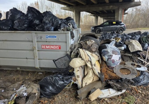 Telewizor, sedes i narty wyłowione z rzeki! 4,5 ton śmieci wywieziono z jednego kilometra Stradomki! /Fotorelacja/