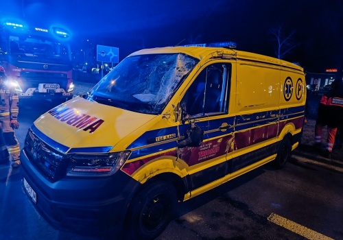 Szczęście w nieszczęściu. Zderzenie karetki z Volkswagenem zakończone jako kolizja