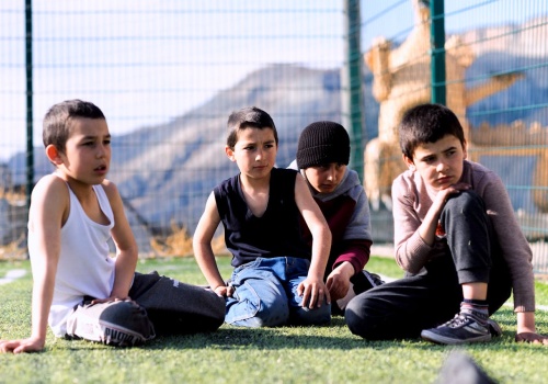 Chłopiec w sukience? Brytyjska minister mówi: dajcie mu spróbować. W polskiej szkole nie wolno nawet farbować włosów