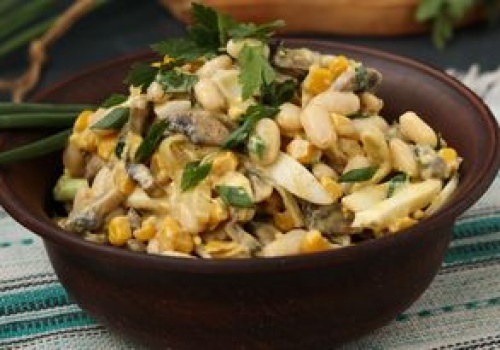 Tylko 4 składniki i majonez. Postaw tę sałatkę pieczarkową obok jarzynowej, a zniknie jako pierwsza