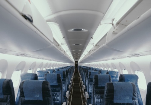 Samoloty bez klasy biznes. Naukowcy wskazują drogę do redukcji emisji CO2