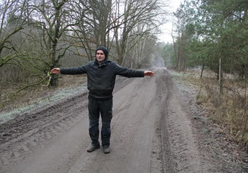 Wyjechał w pole i stanął naprzeciw czołgu. Rolnik: „To się źle skończy”