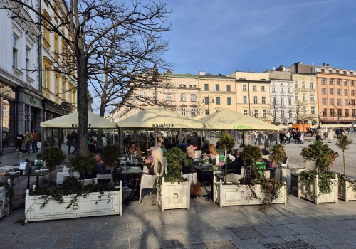Wiosna w ogródkach na Rynku, zima w przepisach. Kraków wyprzedził kalendarz (Galeria)