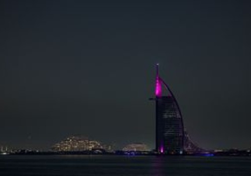 Dubai miastem widmo. Ulice opustoszały