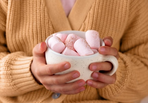Lekkie jak chmurka, a w środku chemiczny trik. To dlatego marshmallows topią się w ustach