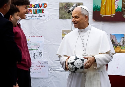 Papież Leon XIV dostał piłkę i koszulkę podczas wizyty duszpasterskiej w rzymskiej parafii