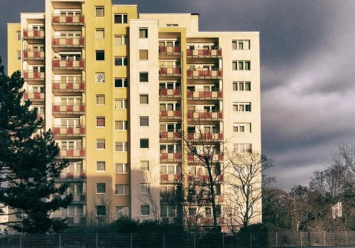 Masz mieszkanie w bloku? Ten podatek płacisz, nawet jeśli o tym nie wiesz