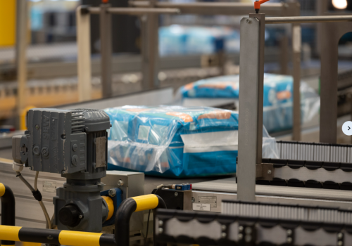 Znane marki znikają z półek? Gigant handlowy twardo negocjuje z Procter & Gamble