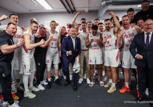 Kolejna wycieczka Nawrockiego. Na Łotwie… oglądał mecz koszykarski