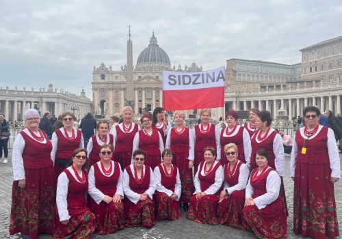 Gospodynie z Sidziny na Anioł Pański z Papieżem