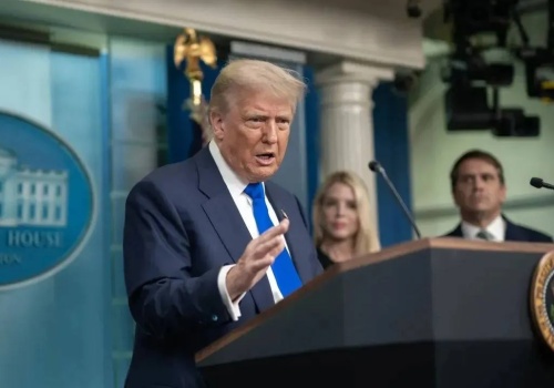 Prezydent USA zgadza się na rozmowy z Iranem, ale: „na razie operacja Epic Fury trwa nieprzerwanie”