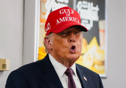 Biały Dom: Trump podejmie rozmowy z Iranem, ale operacji nie przerwie. 