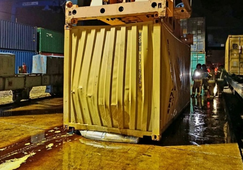 W Małaszewiczach kontener spadł z wysokości. Strażacy walczą z wyciekiem oleju